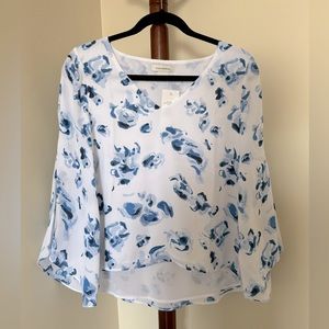NWT Club Monaco Orie Floral Top - Size XS - White / Blue Floral